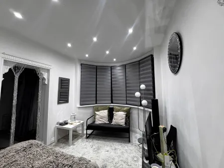 cosy large one-bedroom for business travellers Отели в г. Твикенхэм