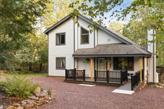 Mountain View Lodge: Bear Creek Lakes - Lake, Pool, Firepit & Pet Friendly