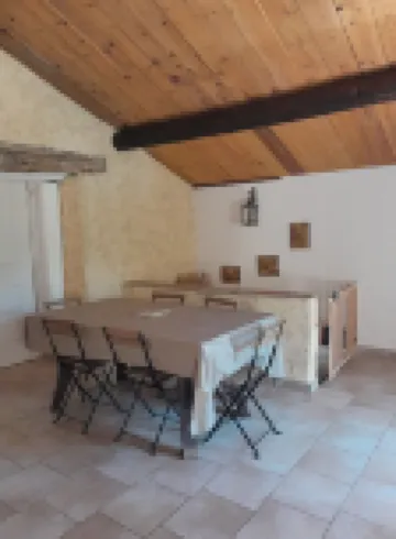 Bastidon between hill and vineyard