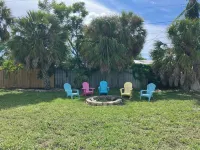 Boho Beachy getaway with large backyard nestled between downtown and the beach Hotel a South Bradenton