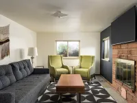 Spacious 4-bedroom house, Fenced Yard, Central Denver & Boulder Hotels in Sherrelwood