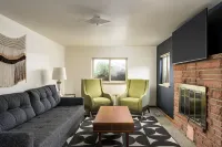 Spacious 4-bedroom house, Fenced Yard, Central Denver & Boulder