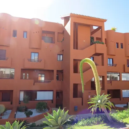 A spacious first floor with views of the vineyards and the sea.