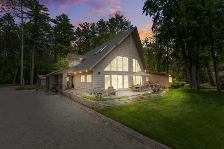 LAKEFRONT HOME w BEACH @ HIGGINS LAKE !