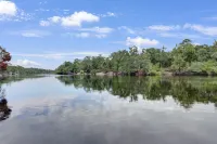 Cypress Landing: Riverfront w/ Private Dock and Beach Hotel di Lafayette County