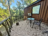 Happy Hideaway in our charming cabin in historic Eureka Springs with jacuzzi tub