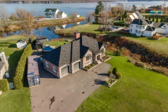 Waterfront Oasis: Luxury Retreat Between Ottawa and Montreal Hotels in 