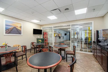 Days Inn & Suites by Wyndham Mt Pleasant