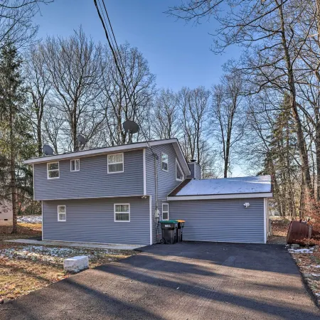 Hot Tub, Fire Pit and Game Room Tobyhanna Home!