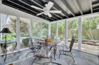 The Bungalow - Charming 2 Bed/2 Bath Guest House on 2 acres in Summerville, SC