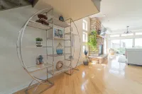 Close to Beach, Spacious Interior and Exterior, Panoramic Lake, Park, City Views