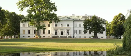 Hotel Schloss Neuhardenberg Отели в г. Гузов-Платков