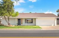 Stunning Gilbert Home w/ Heated Pool and Hot Tub - balcón