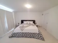 New 3-Br Home | King | 75" TV | Close to Falls | Parking Hotels in Thorold