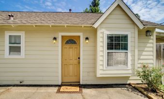 Cozy Shenandoah Home < 2 Mi to the Woodlands Mall!