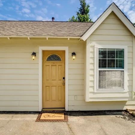Cozy Shenandoah Home < 2 Mi to the Woodlands Mall!
