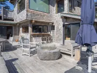 Dew Point Retreat, by Vinifera Homes Hotels in Gualala