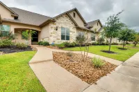 Gorgeous College Station Townhome w/ Patio! - Apartments