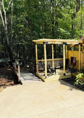 Romantic Cabin Hideaway — Outdoor Rain Shower, Soaking Tub & Fire Pit
