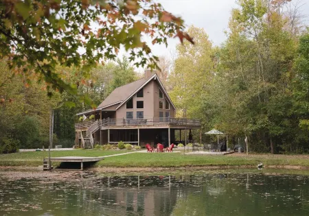 Kingsville Lodge Private Retreathot tub, pond, boats, gameroom, + more