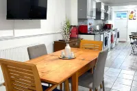 House - Sleeps 10 - Garden - Parking