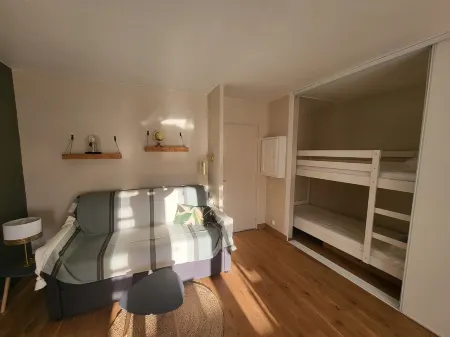 Superb renovated T2 air conditioning close to shops and beaches