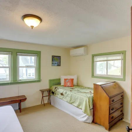 Spacious Lakeside Cottage - 2 Miles to Marblehead! Hotels in Marblehead