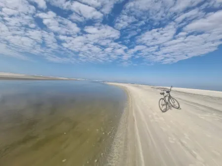 Beach house: 5 bedrooms, swimming pool, barbecue, billiards. Excellent location. Отели рядом с достопримечательностью «Praia Bertioga»