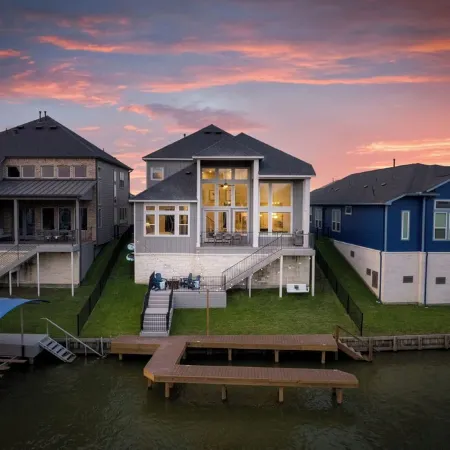 Lux Lakefront with Game-room, Community Pool, Paddleboards, and more!