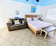 2 Minutes From Beach/Downtown + Patio & Grill Hotels near Cocoa Beach Aquatic Center