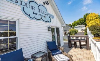 Heaven on Earth! 2 Bdr Fontana Flat, Walk to Lake