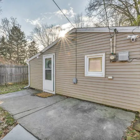 Fenced.Private Bungalow-CLE & BW.Dog Friendly!