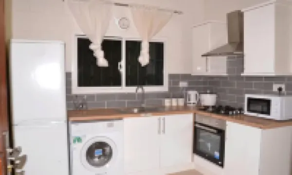 4Bed Villa Sleeps 8 - Wifi, Parking, Garden