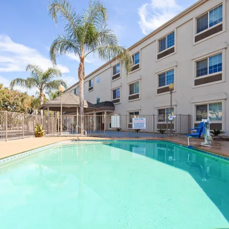 Holiday Inn Express & Suites TULARE by IHG