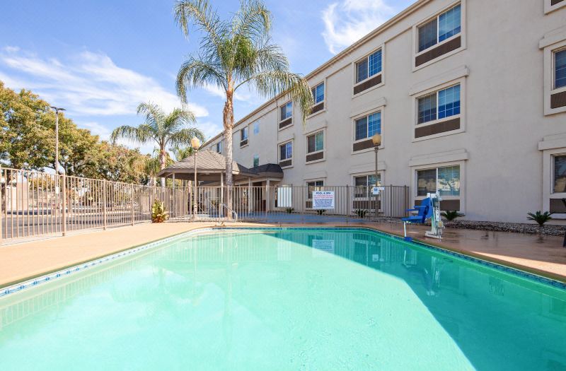 Holiday Inn Express & Suites Tulare by IHG photo 2