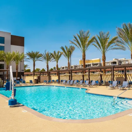Candlewood Suites LAS VEGAS - E TROPICANA by IHG Отели рядом с достопримечательностью «Арена «Томас-энд-Мак Центр»»