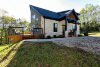 Relaxing luxury lodge, 4-bedroom retreat with WiFi, AC in Logan