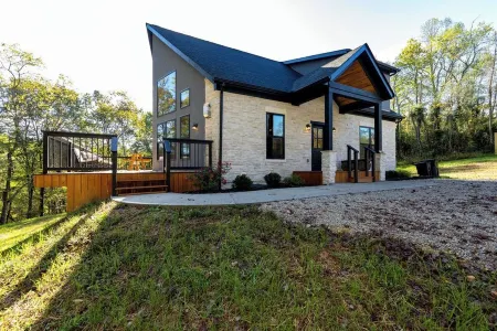 Relaxing luxury lodge, 4-bedroom retreat with WiFi, AC in Logan