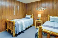 Westport Retreat w/ Pool Table: Walk to State Park