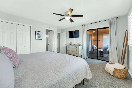 Bright Stylish Condo w/ Balcony