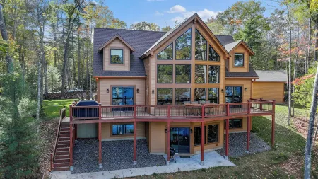 Eagles Bluff 6 Br Lakefront Cabin on 20 Acres