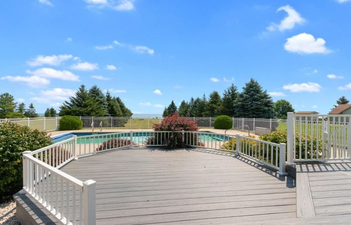 Freshly Updated Lake Michigan Home With Pool