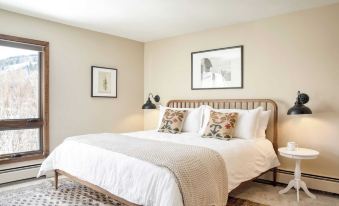 Cloud 9 by AvantStay Located at the Base of Vail Ski Resort w Community Pool Hot Tub