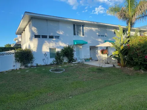 Closest studio to Vanderbilt Bch, lovely remodel, yard, has everything & extras! Hotels in Naples Park