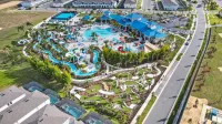 Luxury Home w/ Pool, Game Room, Near Disney - Parkering