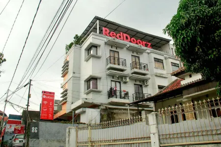 RedDoorz near Telkom Corporate University Отели в г. Sukasari
