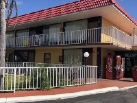 Express Inn & Suites - 5 Miles from St Petersburg Clearwater Airport Hotels in Pinellas Park