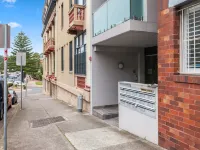 Bright Studio with Balcony near Coogee Beach Hotels in Coogee
