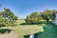Pool, Fire Pit! Farm Retreat Near Dwtn Weatherford - 3 tähden