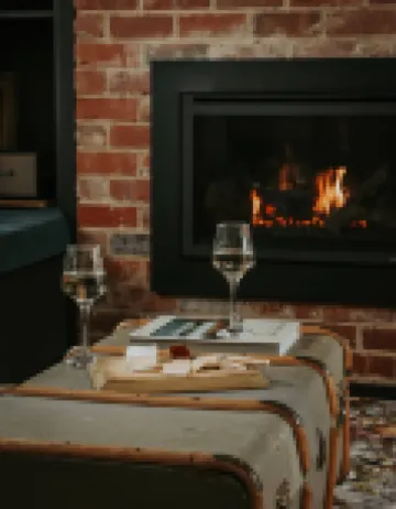 Braithwaite Hobart, Chic Pied-a Terre with Fireplace & Outdoor Bath